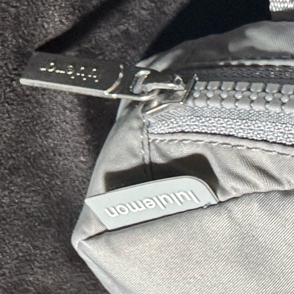 lululemon Everywhere Belt Bag Crossbody Extended Strap color Silver/Gray - Picture 16 of 16